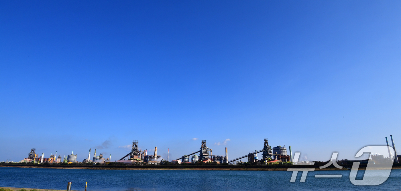 (포항=뉴스1) 최창호 기자 = 겨울비가 그친 14일 포스코 포항제철소 상공 위로 푸른 하늘이 펼쳐지고 있다. 2025.12.14/뉴스1