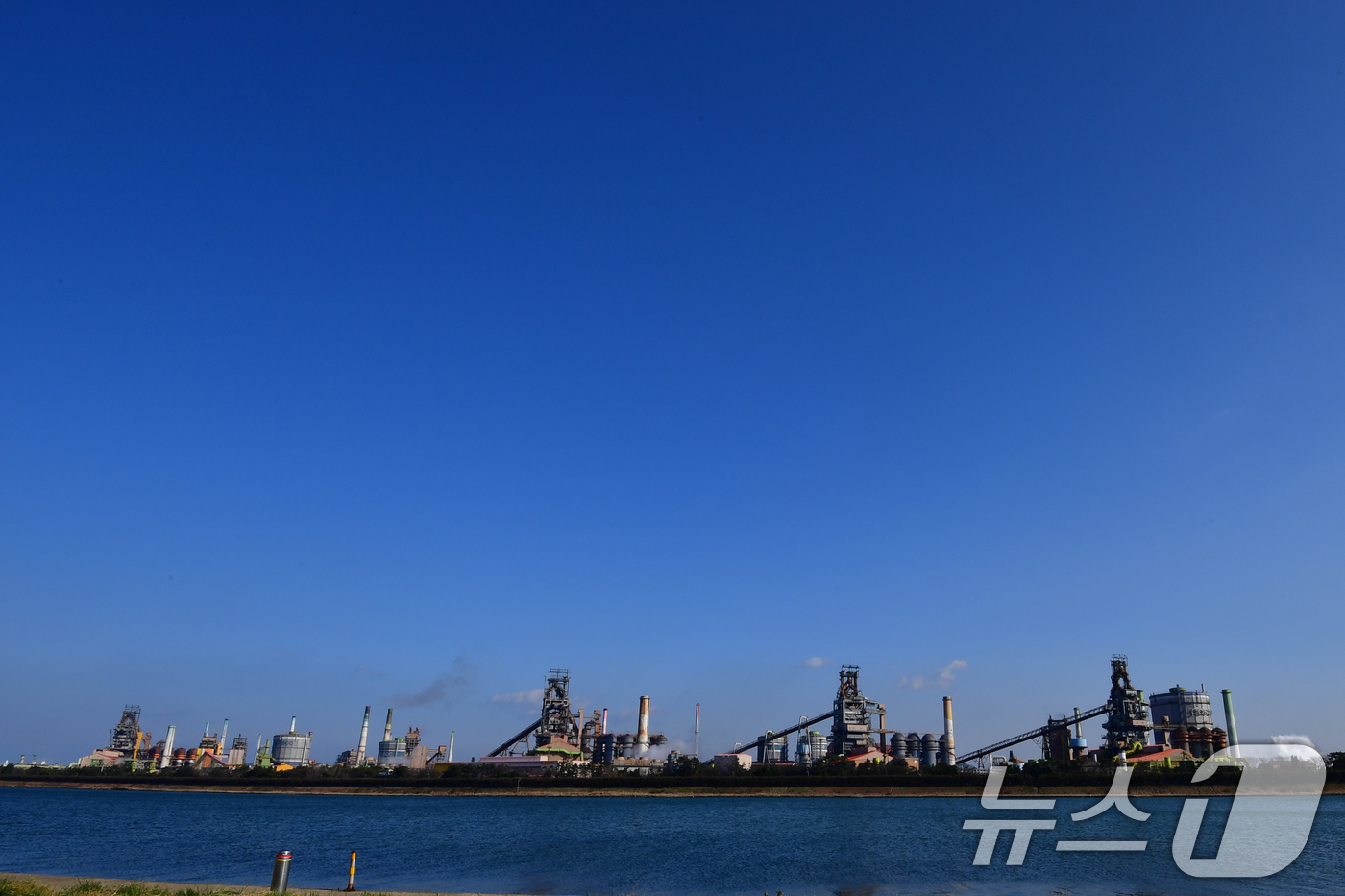 (포항=뉴스1) 최창호 기자 = 겨울비가 그친 14일 포스코 포항제철소 상공 위로 푸른 하늘이 펼쳐지고 있다.  2025.12.14/뉴스1