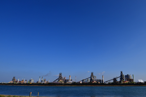 푸른 하늘 펼쳐진 포스코 포항제철소 상공