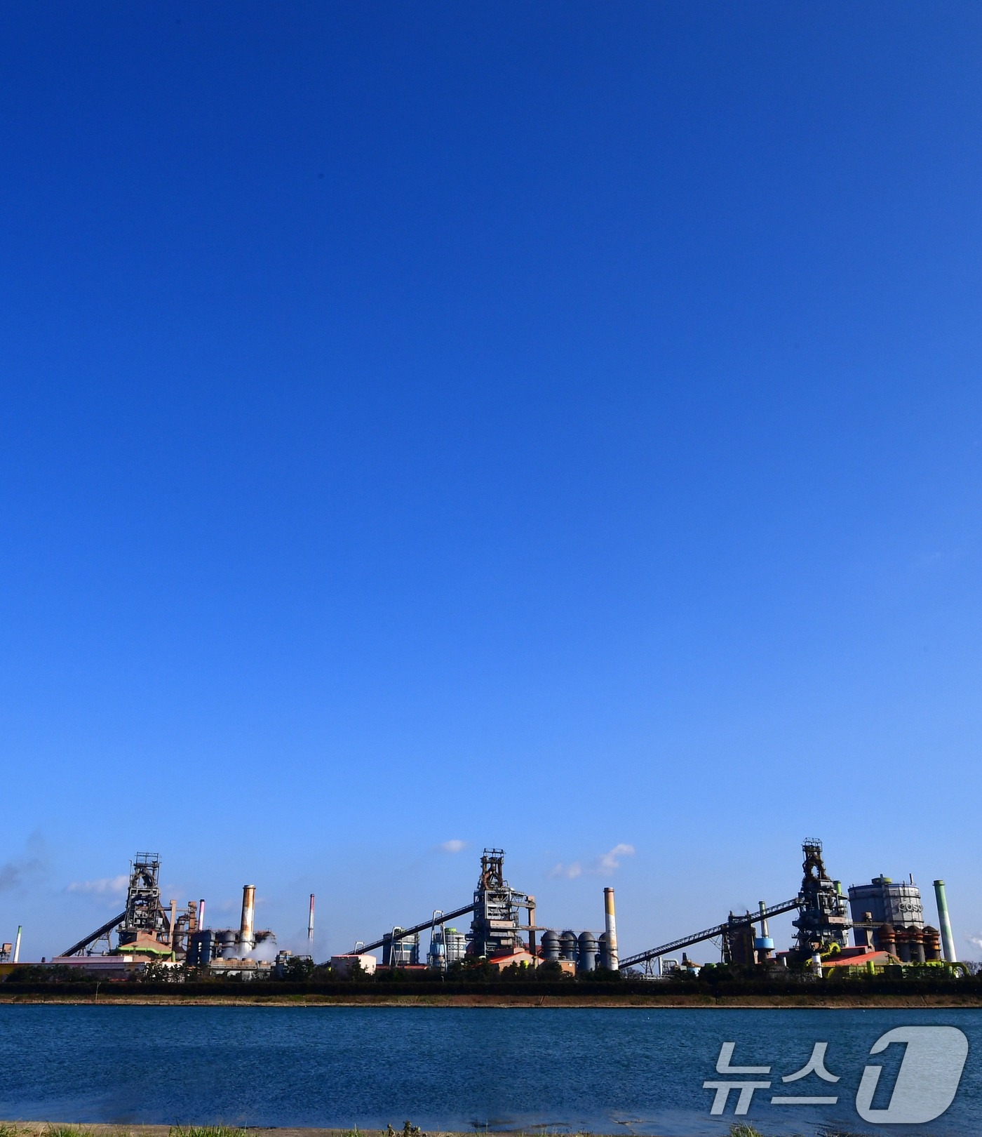(포항=뉴스1) 최창호 기자 = 겨울비가 그친 14일 포스코 포항제철소 상공 위로 푸른 하늘이 펼쳐지고 있다. 2025.12.14/뉴스1