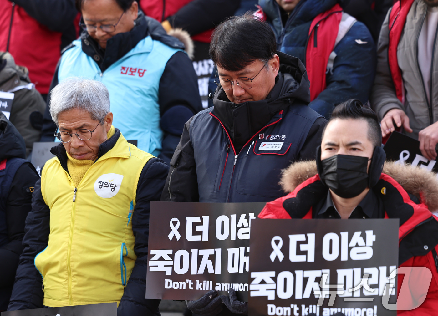 (서울=뉴스1) 구윤성 기자 = 양경수 민주노총 위원장과 권영국 정의당 대표 등 참석자들이 14일 오후 서울역 앞 광장에서 열린 이주노동자 고(故) 뚜안 씨의 사망사고에 대한 정부 …