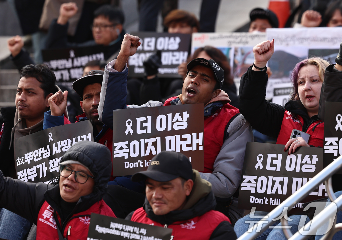 (서울=뉴스1) 구윤성 기자 = 14일 오후 서울역 앞 광장에서 집회 참가자들이 이주노동자 고(故) 뚜안 씨의 사망사고에 대한 책임을 정부에 촉구하고 있다.대구의 한 공장에서 일하 …