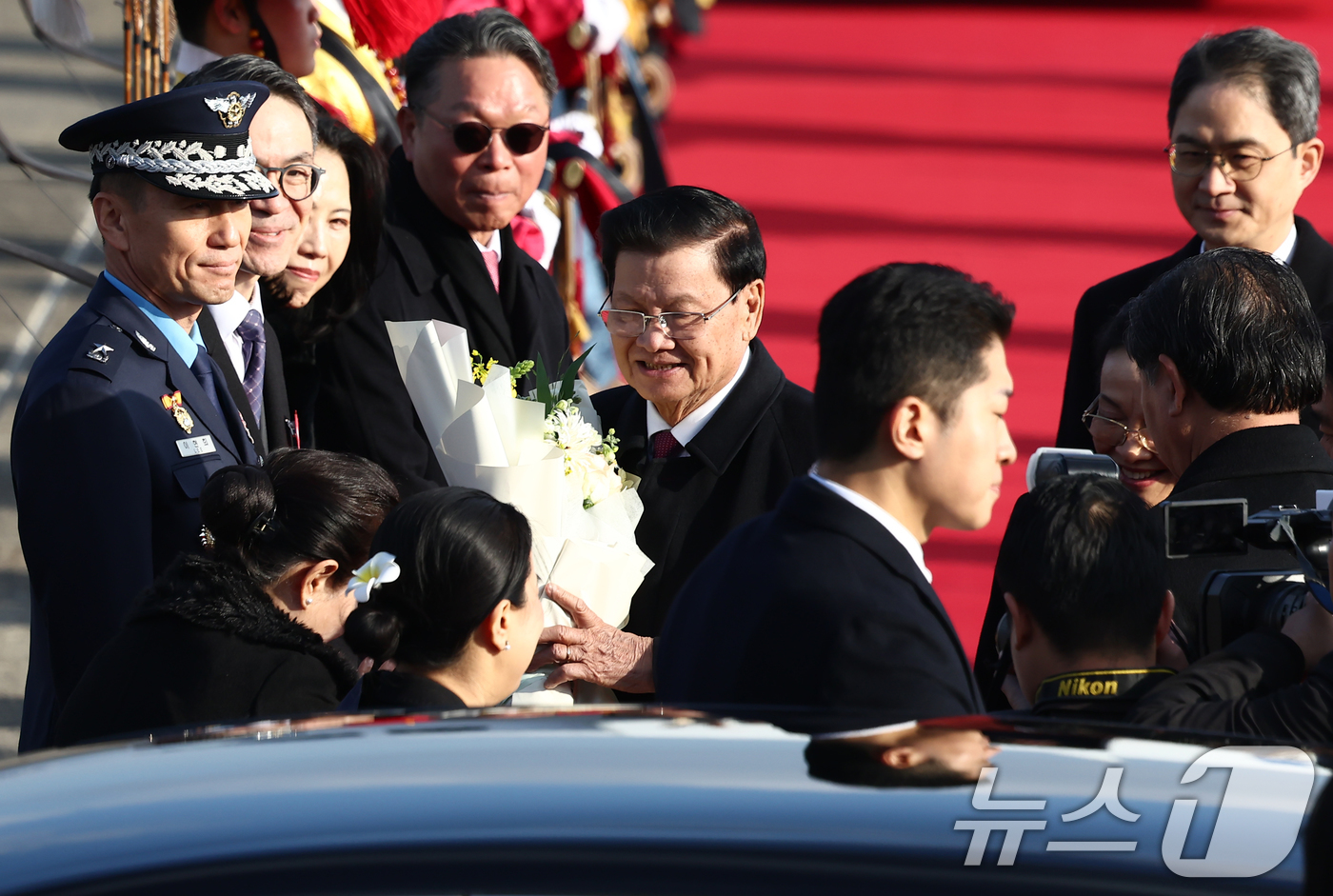 (성남=뉴스1) 김민지 기자 = 통룬 시술릿 라오스 국가주석 내외가 14일 오후 경기 성남시 서울공항을 통해 방한하고 있다.통룬 주석의 방한은 한국과 라오스의 재수교 30주년을 맞 …
