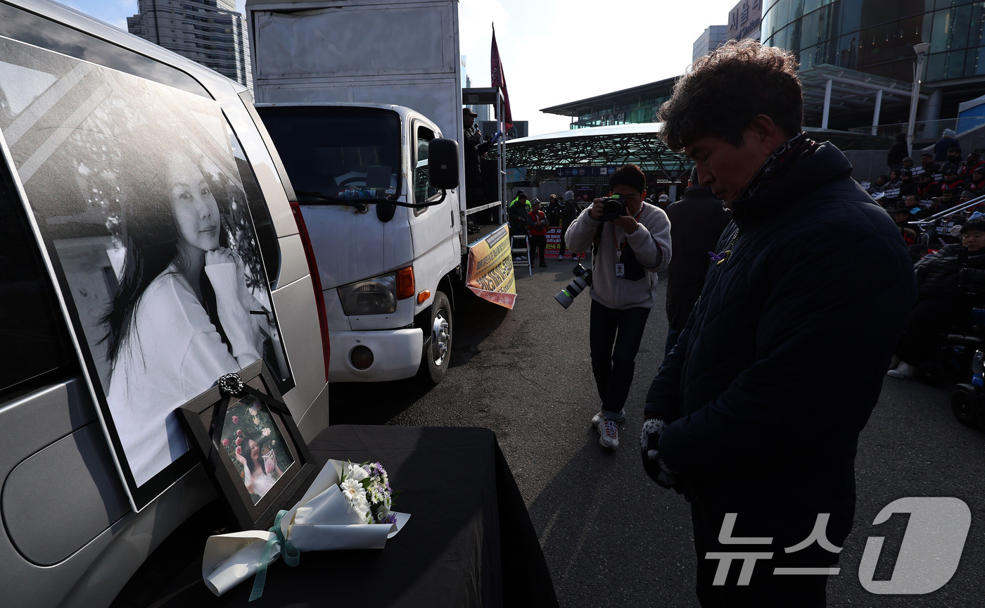 (서울=뉴스1) 구윤성 기자 = 14일 오후 서울역 앞 광장에서 한 시민이 이주노동자 고(故) 뚜안 씨의 영정 앞에서 추모기도를 하고 있다.대구의 한 공장에서 일하던 20대 베트남 …