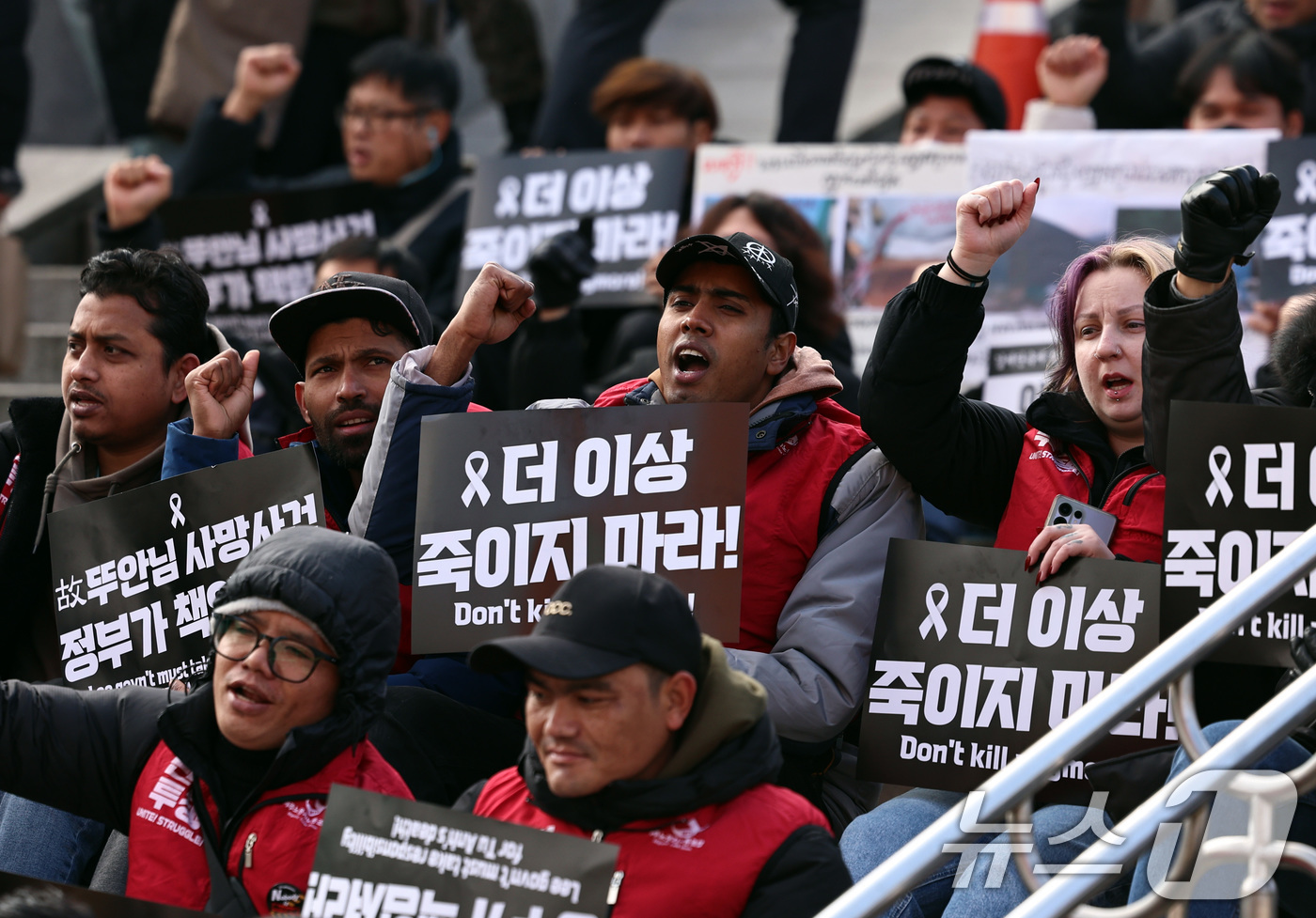 (서울=뉴스1) 구윤성 기자 = 14일 오후 서울역 앞 광장에서 집회 참가자들이 이주노동자 고(故) 뚜안 씨의 사망사고에 대한 책임을 정부에 촉구하고 있다.대구의 한 공장에서 일하 …
