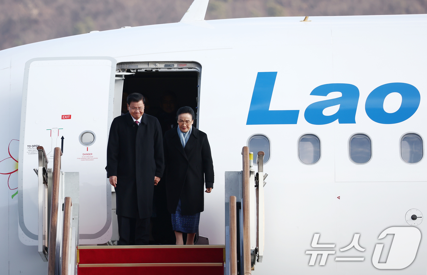 (성남=뉴스1) 김민지 기자 = 통룬 시술릿 라오스 국가주석 내외가 14일 오후 경기 성남시 서울공항을 통해 방한하고 있다.통룬 주석의 방한은 한국과 라오스의 재수교 30주년을 맞 …