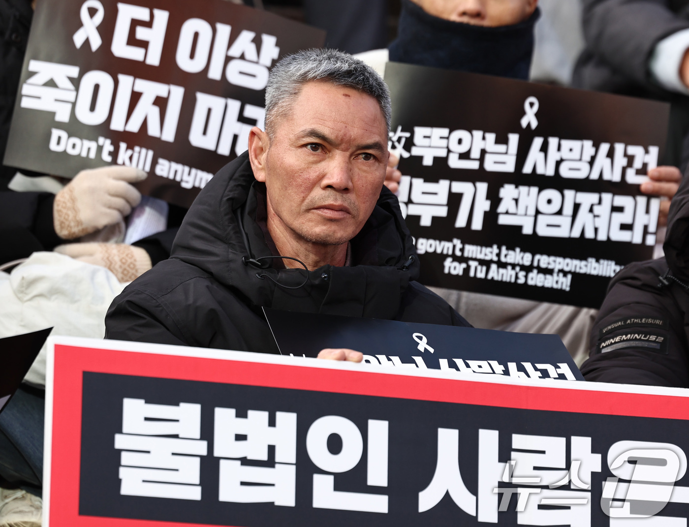 (서울=뉴스1) 구윤성 기자 = 14일 오후 서울역 앞 광장에서 고(故) 뚜안 씨의 아버지 부반숭 씨가 뚜안의 사망사고에 대한 책임을 정부에 촉구하고 있다.대구의 한 공장에서 일하 …