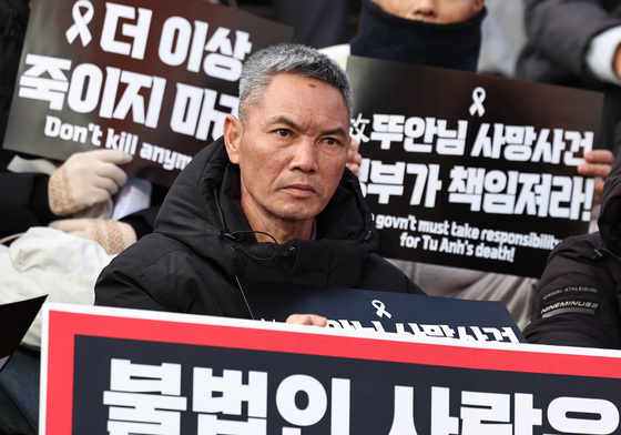 거리로 나온 뚜안 아버지