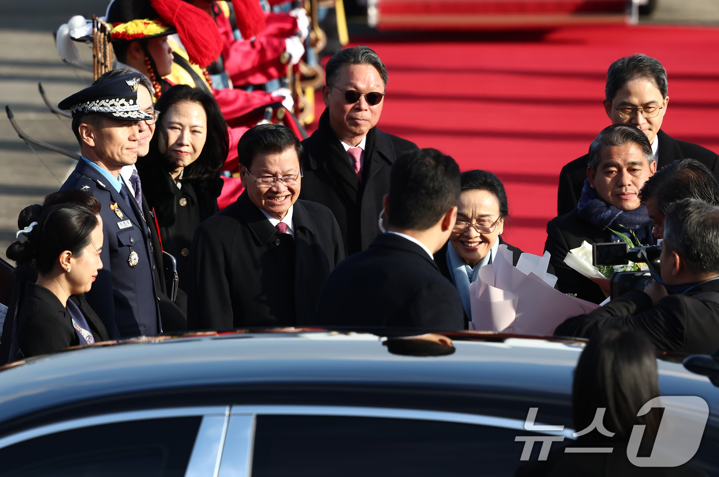 (성남=뉴스1) 김민지 기자 = 통룬 시술릿 라오스 국가주석 내외가 14일 오후 경기 성남시 서울공항을 통해 방한하고 있다.통룬 주석의 방한은 한국과 라오스의 재수교 30주년을 맞 …