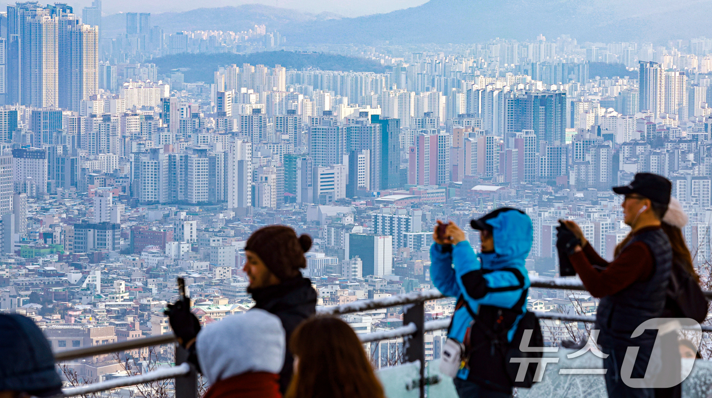 (서울=뉴스1) 이호윤 기자 = 14일 한국부동산원 주택 유형별 매매 현황 통계에 따르면 올해 1~10월 전국 주택 매매는 60만1811건으로 집계됐다. 이 중 아파트 매매는 47 …
