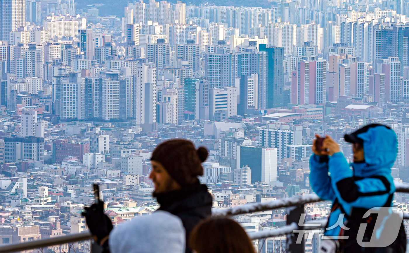 (서울=뉴스1) 이호윤 기자 = 14일 한국부동산원 주택 유형별 매매 현황 통계에 따르면 올해 1~10월 전국 주택 매매는 60만1811건으로 집계됐다. 이 중 아파트 매매는 47 …