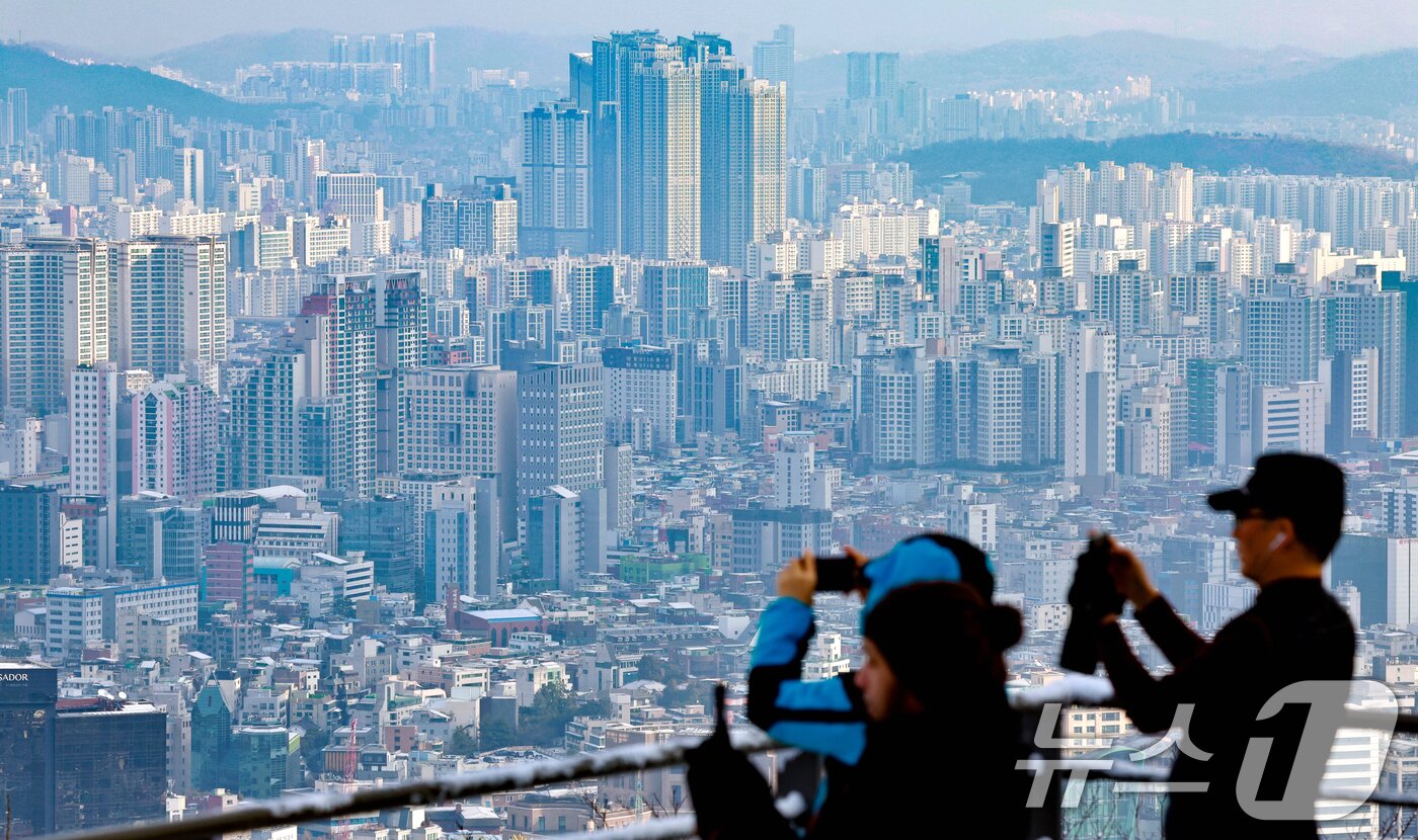 본문 이미지 - 서울 남산에서 바라본 아파트 단지의 모습. 2025.12.14/뉴스1 ⓒ News1 이호윤 기자