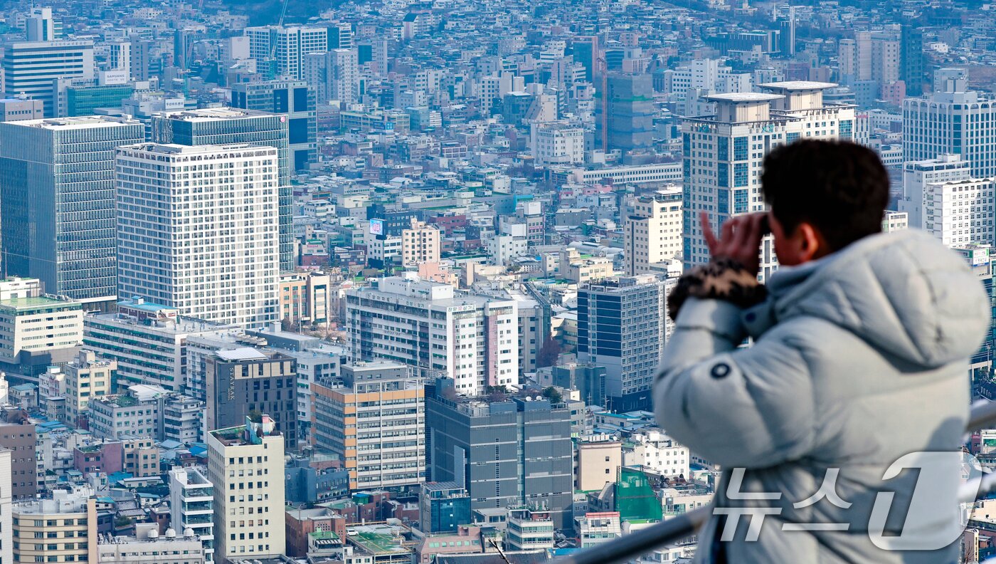 본문 이미지 - 서울 남산에서 바라본 아파트 단지의 모습. 2025.12.14/뉴스1 ⓒ News1 이호윤 기자