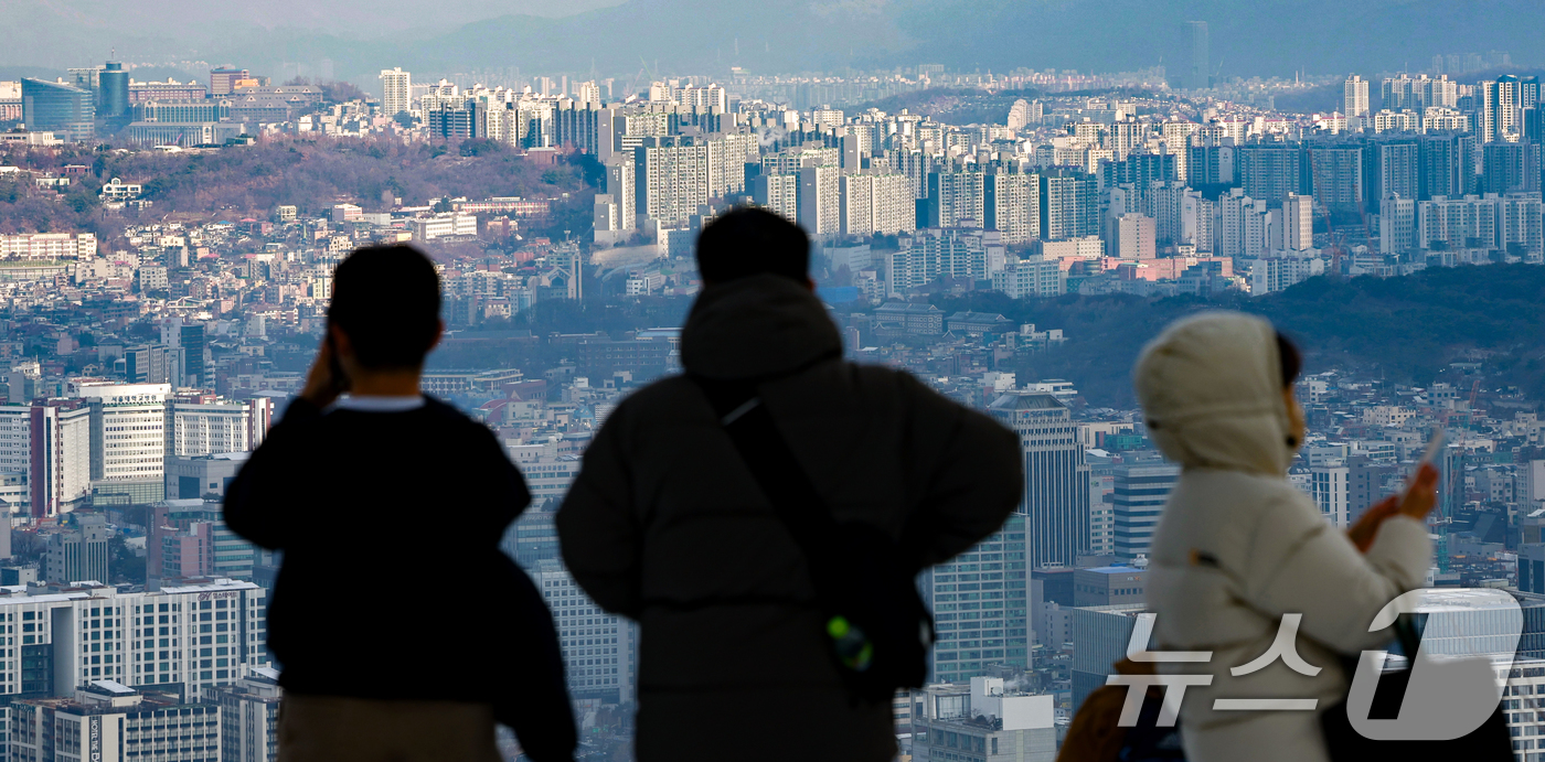 (서울=뉴스1) 이호윤 기자 = 14일 한국부동산원 주택 유형별 매매 현황 통계에 따르면 올해 1~10월 전국 주택 매매는 60만1811건으로 집계됐다. 이 중 아파트 매매는 47 …