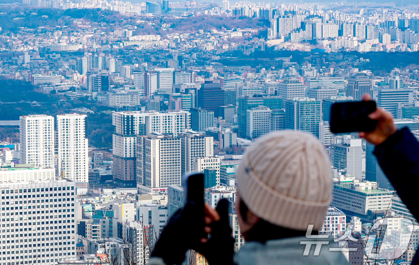 (서울=뉴스1) 이호윤 기자 = 14일 한국부동산원 주택 유형별 매매 현황 통계에 따르면 올해 1~10월 전국 주택 매매는 60만1811건으로 집계됐다. 이 중 아파트 매매는 47 …