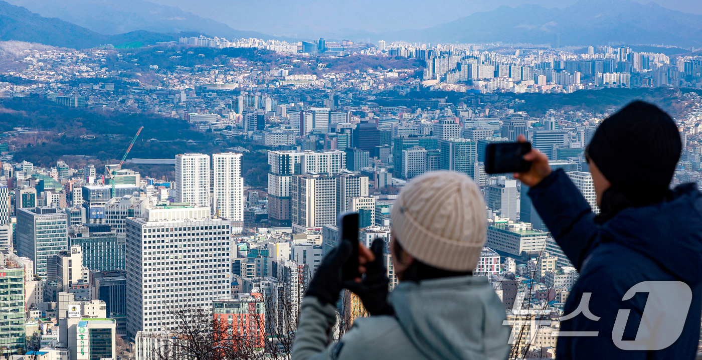 (서울=뉴스1) 이호윤 기자 = 14일 한국부동산원 주택 유형별 매매 현황 통계에 따르면 올해 1~10월 전국 주택 매매는 60만1811건으로 집계됐다. 이 중 아파트 매매는 47 …