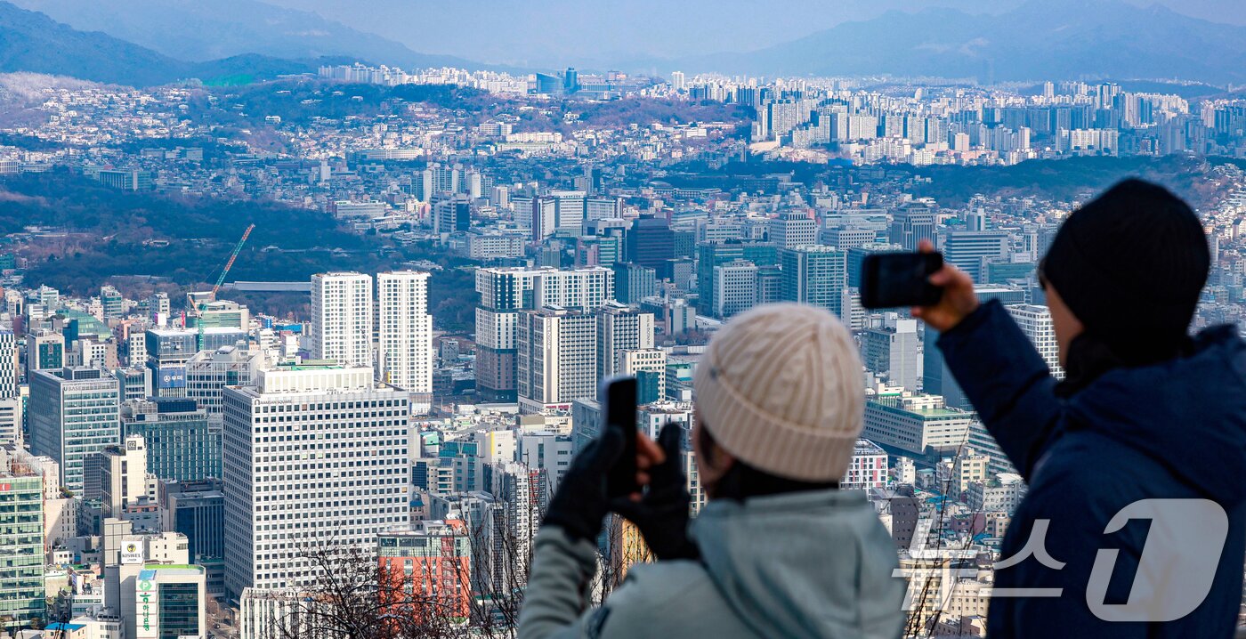 본문 이미지 - 서울 남산에서 바라본 아파트 단지의 모습. 2025.12.14/뉴스1 ⓒ News1 이호윤 기자