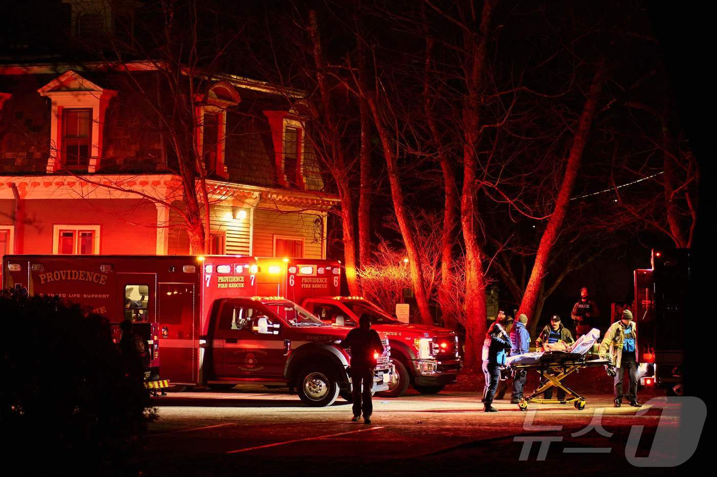(프로비던스 AFP=뉴스1) 윤다정 기자 = 13일(현지시간) 미국 로드아일랜드주 프로비던스 소재 브라운대학교 '바루스 앤드 홀리' 공학·물리학관 건물의 총격 사건 현장에서 프로비 …