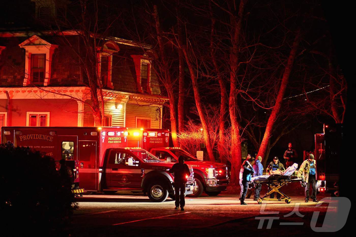 본문 이미지 - 13일(현지시간) 미국 로드아일랜드주 프로비던스 소재 브라운대학교 '바루스 앤드 홀리' 공학·물리학관 건물의 총격 사건 현장에서 프로비던스 소방국 초기 대응 요원들이 들것을 옮기고 있다. 2025.12.13. ⓒ AFP=뉴스1 ⓒ News1 윤다정 기자