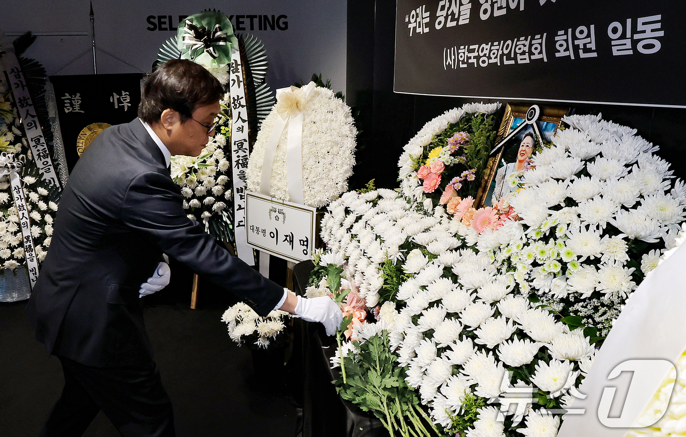 (서울=뉴스1) 이호윤 기자 = 최휘영 문화체육관광부 장관이 14일 서울 중구 서울영화센터에 마련된 고 김지미 배우의 추모공간을 찾아 헌화를 하고 있다. 2025.12.14/뉴스1 …