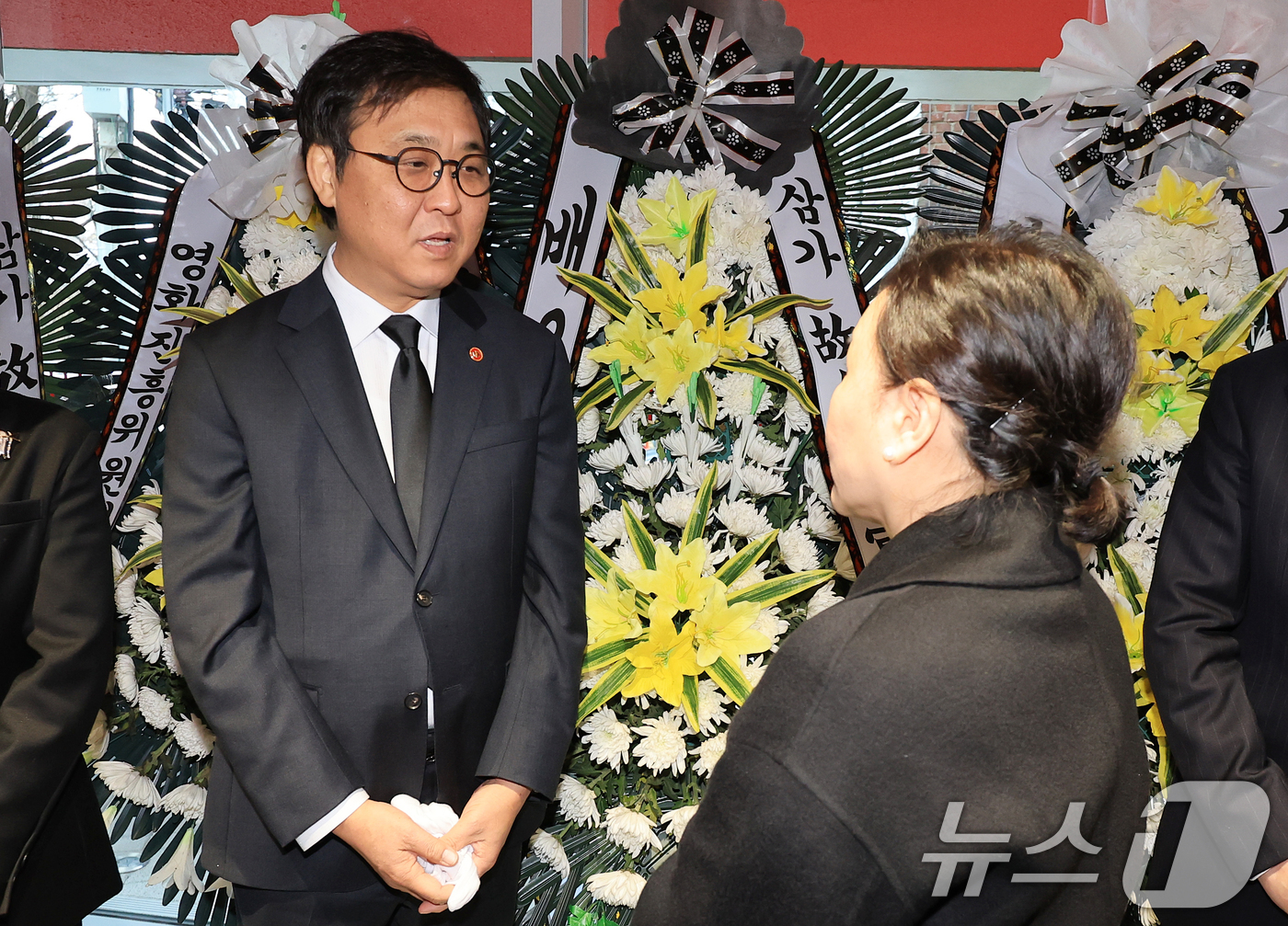 (서울=뉴스1) 이호윤 기자 = 최휘영 문화체육관광부 장관이 14일 서울 중구 서울영화센터에 마련된 고 김지미 배우의 추모공간을 찾아 유가족과 인사를 나누고 있다. 2025.12. …