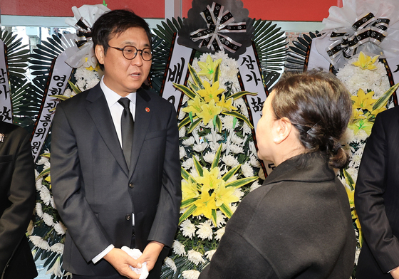 유가족과 인사하는 최휘영 문체부 장관