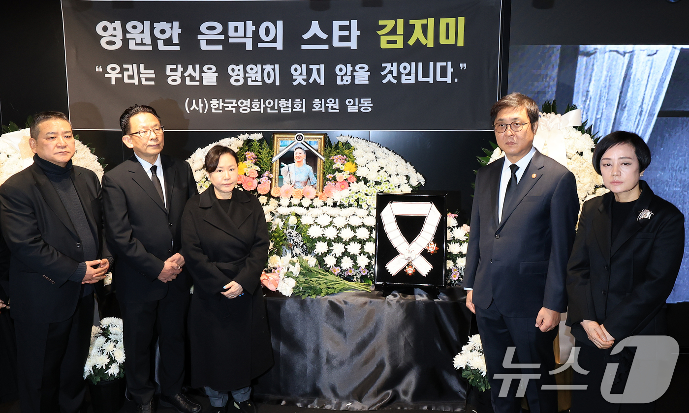 (서울=뉴스1) 이호윤 기자 = 최휘영 문화체육관광부 장관(오른쪽 두 번째)이 14일 서울 중구 서울영화센터에 마련된 고 김지미 배우의 추모공간을 찾아 금관문화훈장을 전달한 뒤 유 …