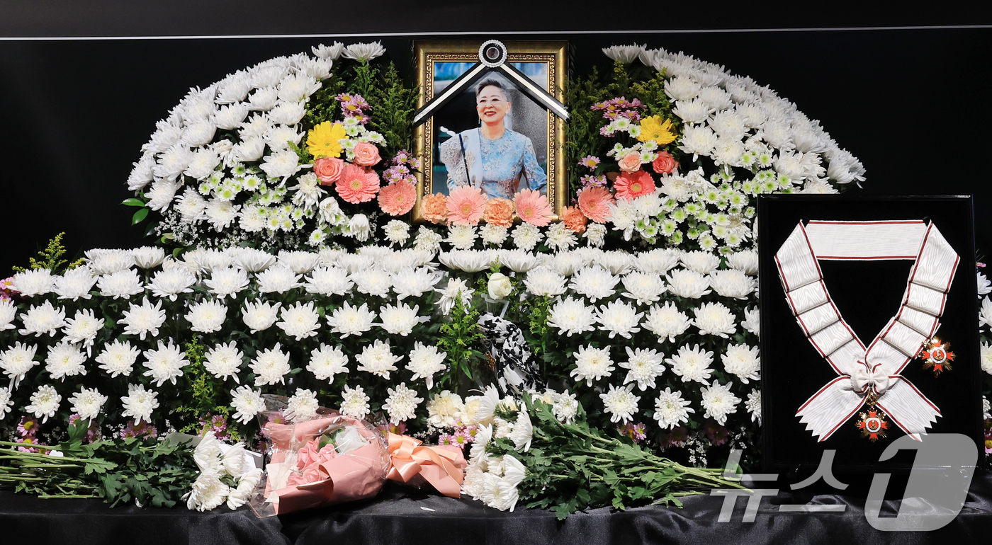 (서울=뉴스1) 이호윤 기자 = 14일 서울 중구 서울영화센터에 마련된 고 김지미 배우의 추모공간에 금관문화훈장이 놓여있다. 2025.12.14/뉴스1