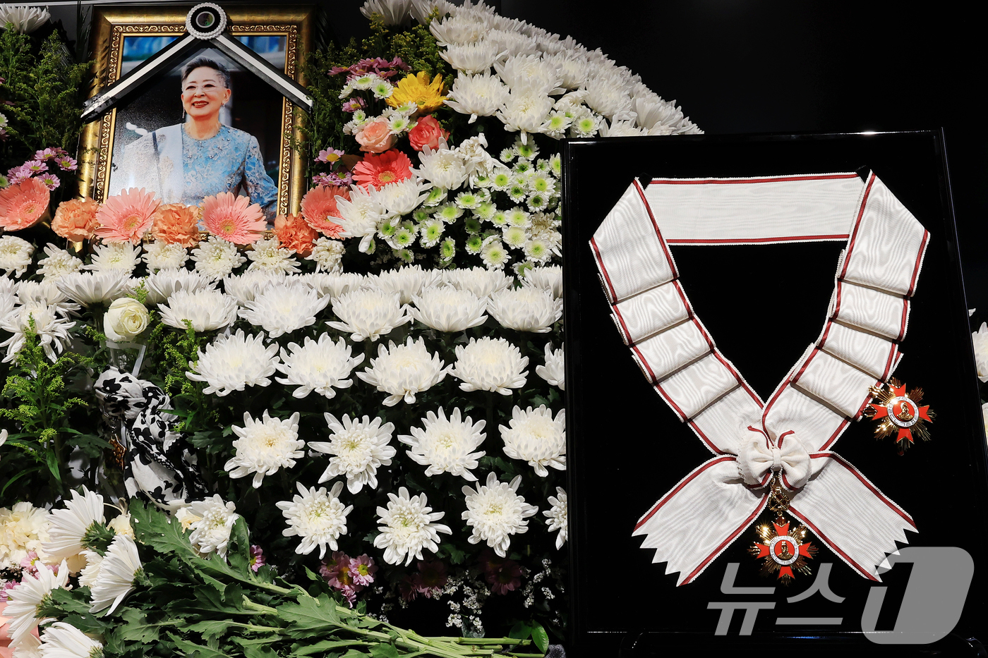 (서울=뉴스1) 이호윤 기자 = 14일 서울 중구 서울영화센터에 마련된 고 김지미 배우의 추모공간에 금관문화훈장이 놓여있다. 2025.12.14/뉴스1