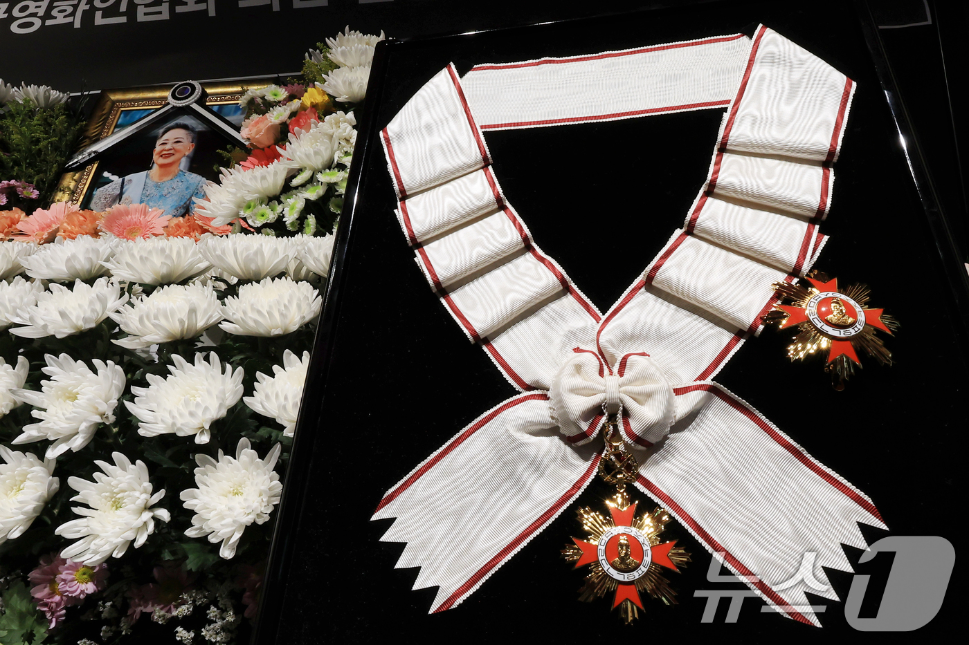 (서울=뉴스1) 이호윤 기자 = 14일 서울 중구 서울영화센터에 마련된 고 김지미 배우의 추모공간에 금관문화훈장이 놓여있다. 2025.12.14/뉴스1