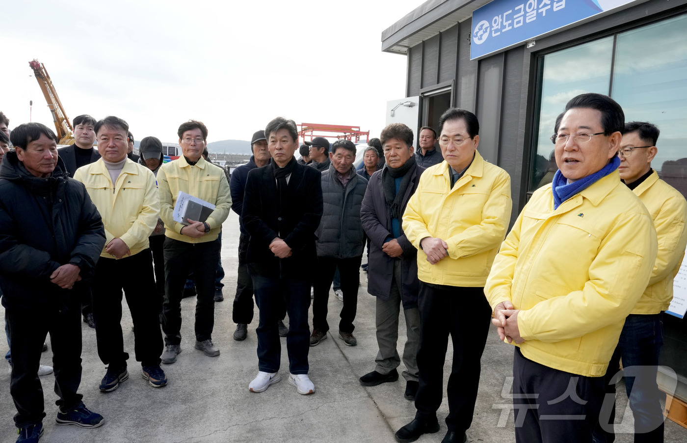 (무안=뉴스1) 전원 기자 = 김영록 전라남도지사가 14일 완도군 약산면 득암리에서 완도 미역 양식장 피해 현황 및 건의사항을 청취하고 신속한 피해복구 대책을 당부하고 있다.(전남 …