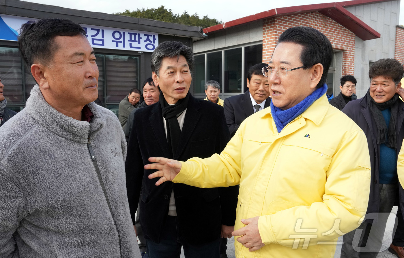 (무안=뉴스1) 전원 기자 = 김영록 전라남도지사가 14일 완도군 약산면 득암리 미역 양식장 피해 현장을 방문, 양식 어민들을 격려하고 있다. (전남도 제공. 재판매 및 DB금지) …