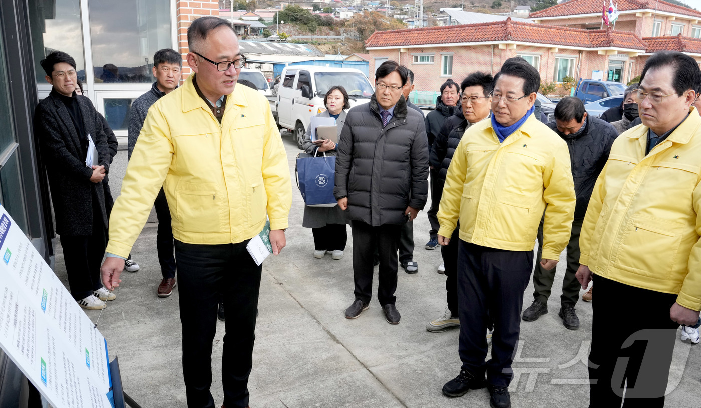 (무안=뉴스1) 전원 기자 = 김영록 전라남도지사가 14일 완도군 약산면 득암리에서 완도 미역 양식장 피해 현황 및 건의사항을 청취하고 있다. (전남도 제공. 재판매 및 DB금지) …