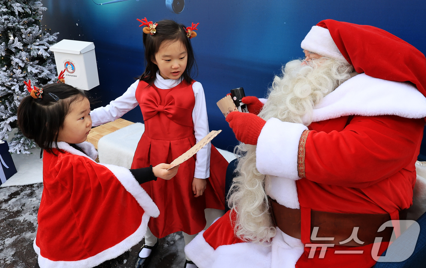 (서울=뉴스1) 이호윤 기자 = 한국을 찾은 핀란드 공인 산타클로스가 14일 서울 중구 남산타워 앞에서 아이들에게 편지를 받고 있다. 2025.12.14/뉴스1