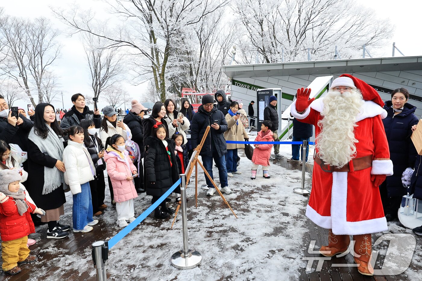 본문 이미지 - 한국을 찾은 핀란드 공인 산타클로스가 14일 서울 중구 남산타워 앞에서 시민들과 인사를 나누고 있다. 2025.12.14/뉴스1 ⓒ News1 이호윤 기자