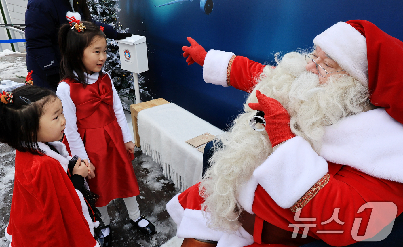 (서울=뉴스1) 이호윤 기자 = 한국을 찾은 핀란드 공인 산타클로스가 14일 서울 중구 남산타워 앞에서 아이들과 인사를 나누고 있다. 2025.12.14/뉴스1