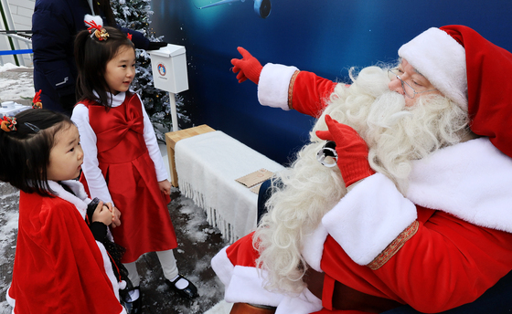 아이들과 인사 나누는 산타클로스