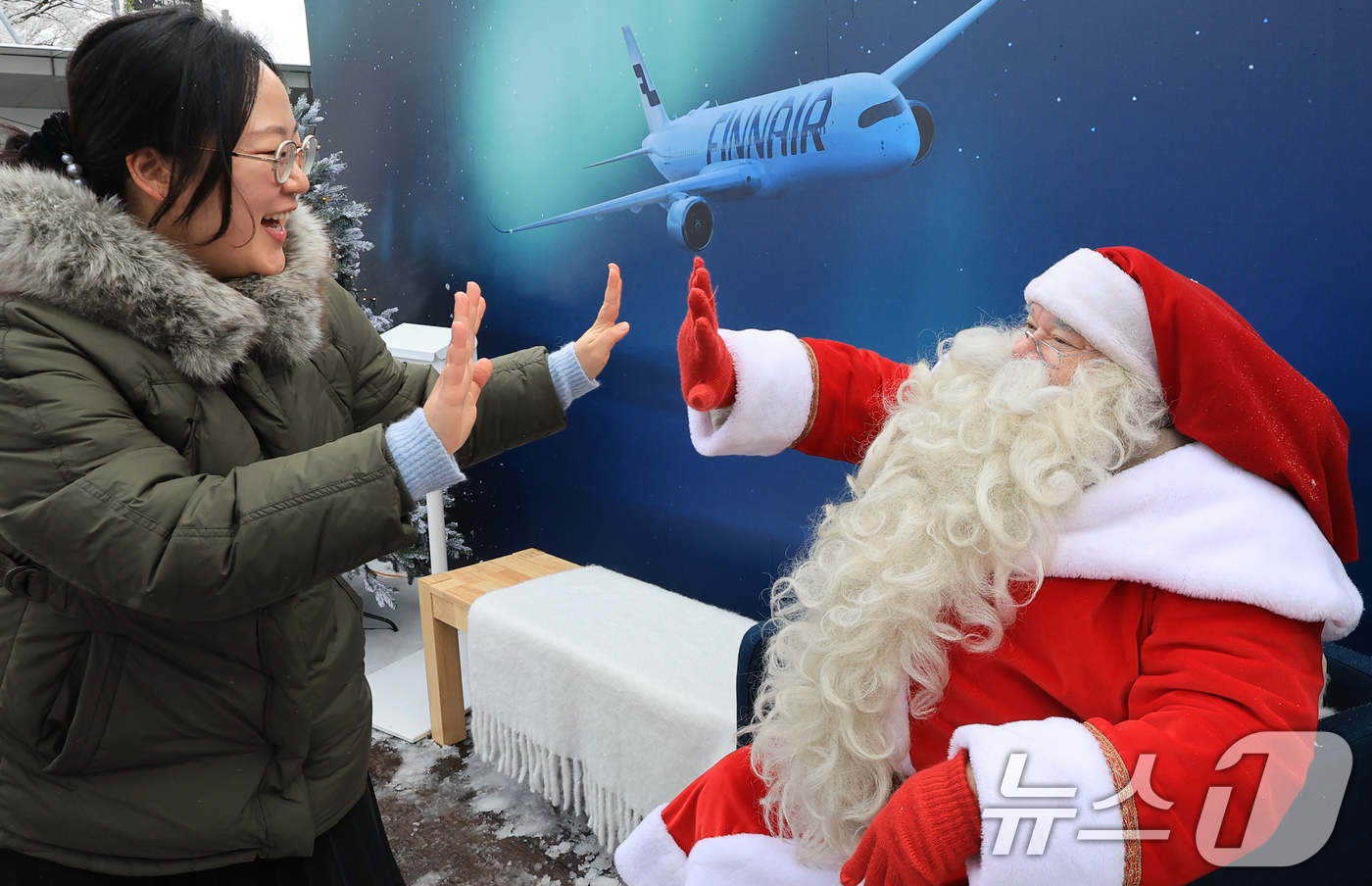 (서울=뉴스1) 이호윤 기자 = 한국을 찾은 핀란드 공인 산타클로스가 14일 서울 중구 남산타워 앞에서 시민과 인사를 나누고 있다. 2025.12.14/뉴스1