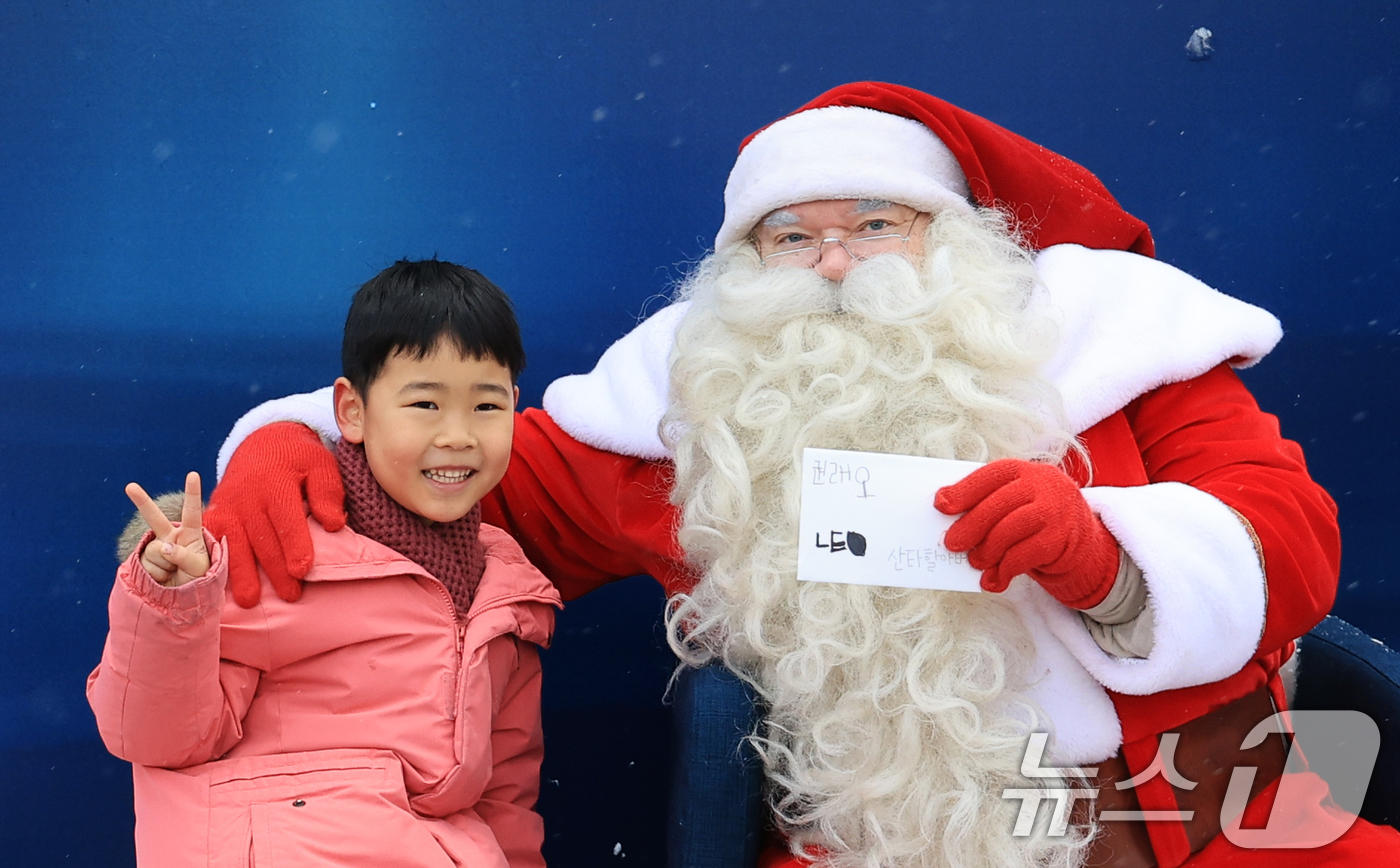 (서울=뉴스1) 이호윤 기자 = 한국을 찾은 핀란드 공인 산타클로스가 14일 서울 중구 남산타워 앞에서 아이와 기념촬영을 하고 있다. 2025.12.14/뉴스1