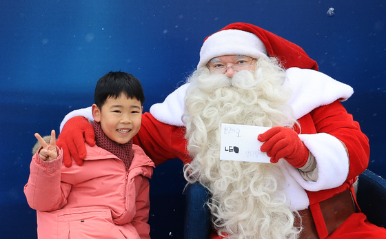 기념촬영하는 산타
