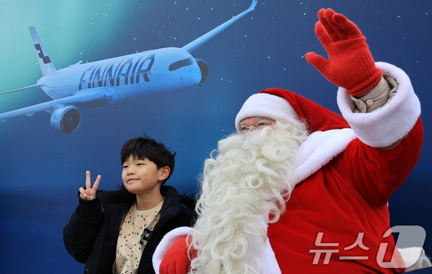 (서울=뉴스1) 이호윤 기자 = 한국을 찾은 핀란드 공인 산타클로스가 14일 서울 중구 남산타워 앞에서 아이와 기념촬영을 하고 있다. 2025.12.14/뉴스1