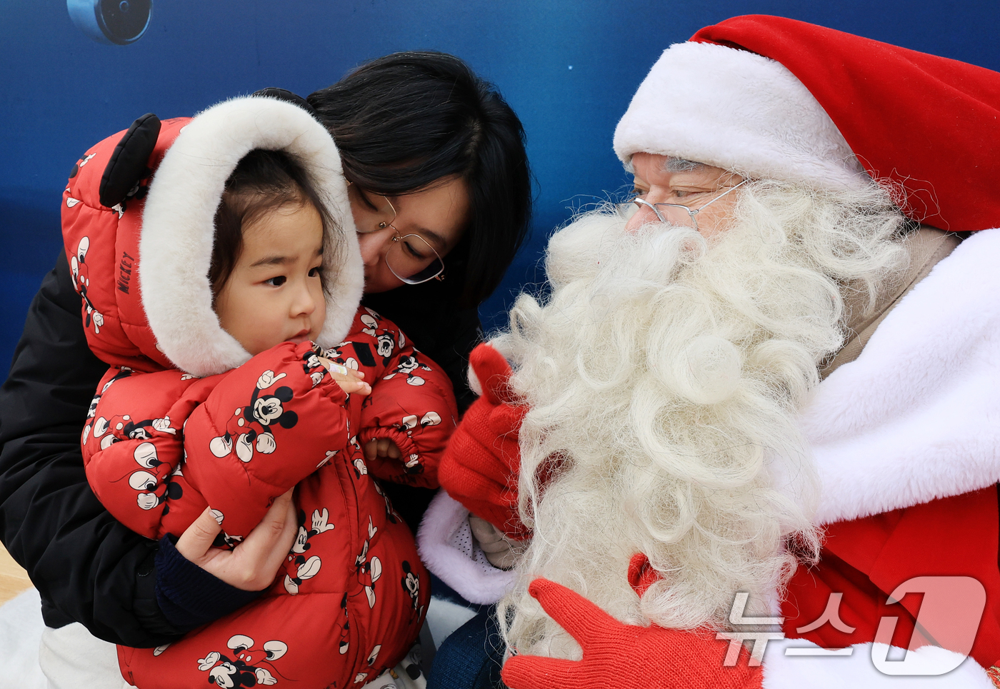(서울=뉴스1) 이호윤 기자 = 한국을 찾은 핀란드 공인 산타클로스가 14일 서울 중구 남산타워 앞에서 아이와 인사를 나누고 있다. 2025.12.14/뉴스1