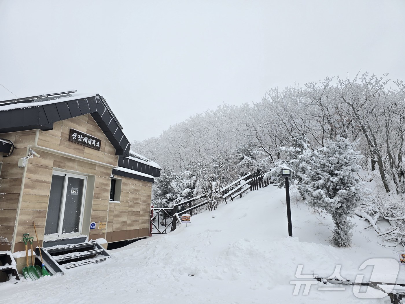 (무주=뉴스1) 장수인 기자 = 14일 오전 전북 무주군 덕유산 삿갓재대피소 인근에 눈이 쌓여 있다. (덕유산공원사무소 제공. 재판매 및 DB금지) 2025.12.14/뉴스1