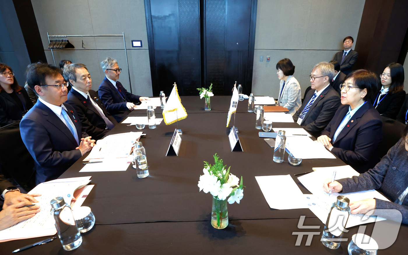 (서울=뉴스1) = 정은경 보건복지부 장관과 우에노 겐이치로 일본 후생노동성 장관이 14일 서울 영등포구 콘래드 호텔에서 한일 양자면담을 하고 있다. (보건복지부 제공. 재판매 및 …