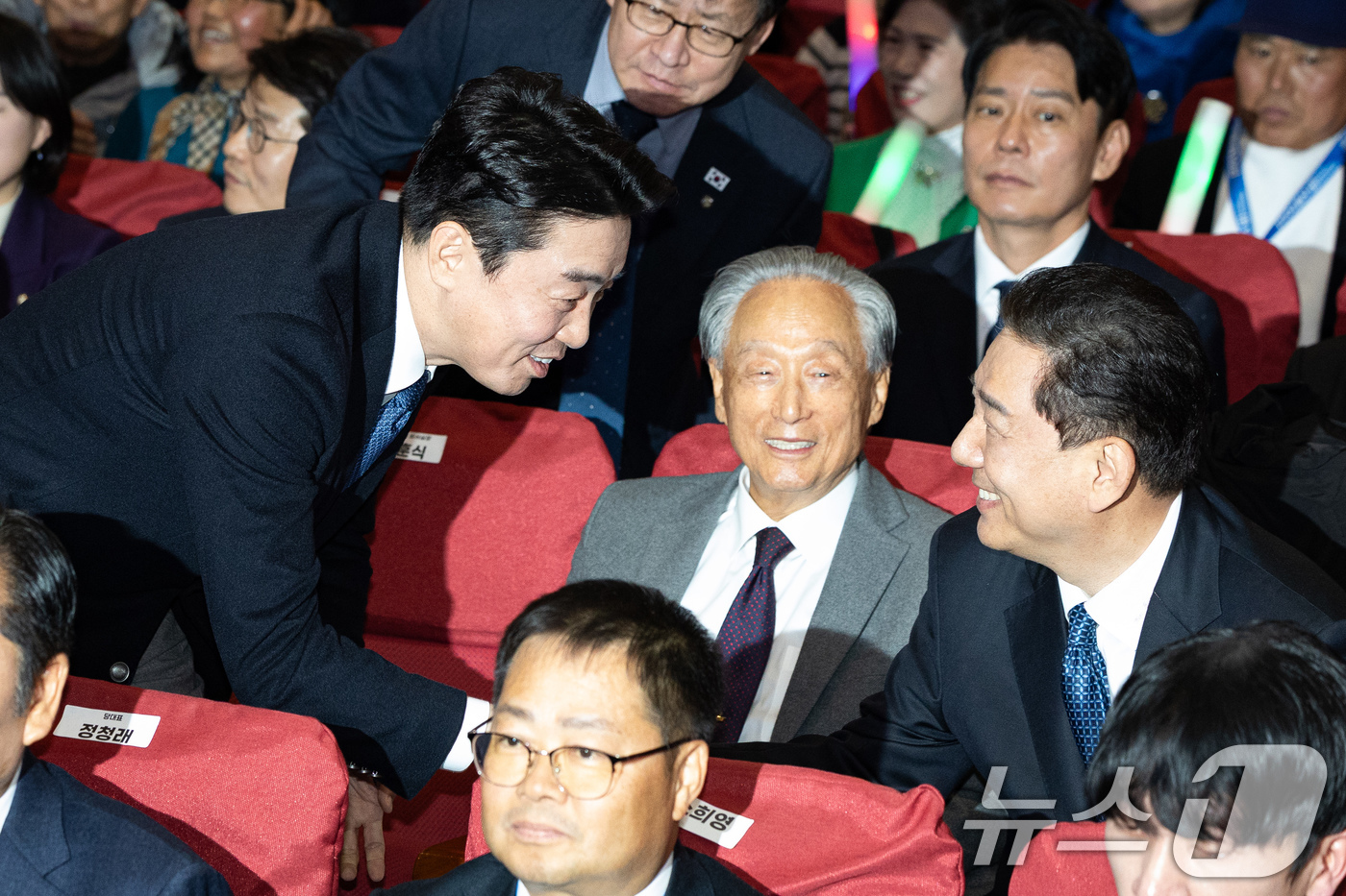 (서울=뉴스1) 유승관 기자 = 강훈식 대통령비서실장과 김병기 더불어민주당 원내대표가 14일 서울 여의도 국회 의원회관에서 열린 창당 70주년 기념 당원의 날 행사 '민주대상'에서 …