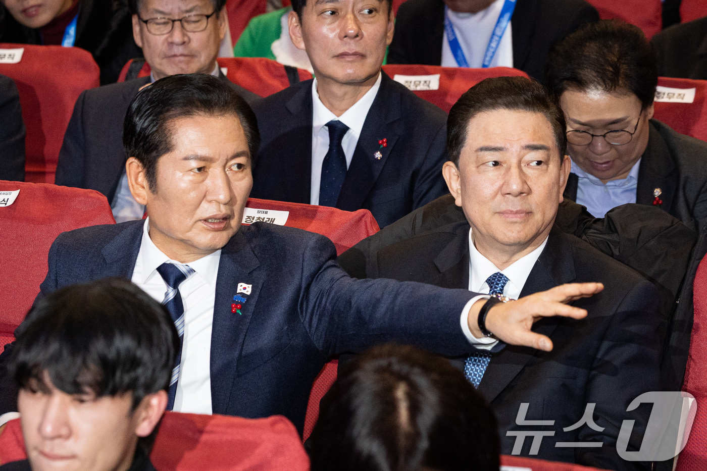 (서울=뉴스1) 유승관 기자 = 정청래 더불어민주당 대표와 김병기 원내대표가 14일 서울 여의도 국회 의원회관에서 열린 창당 70주년 기념 당원의 날 행사 '민주대상'에 참석하고 …