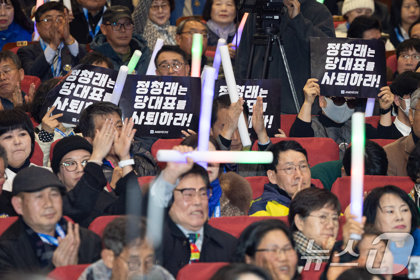 (서울=뉴스1) 유승관 기자 = 14일 서울 여의도 국회 의원회관에서 열린 더불어민주당 창당 70주년 기념 당원의 날 행사 '민주대상'에서 일부 당원들이 환영사를 하는 정청래 대표 …