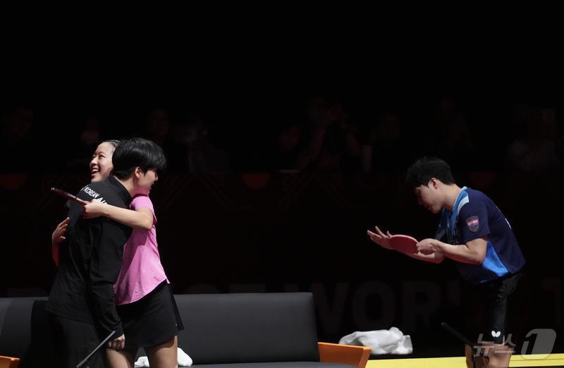 (신화통신=뉴스1) = 한국 탁구 혼합복식 임종훈-신유빈이 13일 홍콩 콜리세움 체육관에서 열린 월드테이블테니스(WTT) 홍콩 파이널스 2025 혼합복식 결승에서 왕추친-쑨잉사(중 …