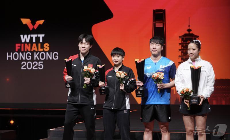 (신화통신=뉴스1) = 한국 탁구 혼합복식 임종훈-신유빈이 13일 홍콩 콜리세움 체육관에서 열린 월드테이블테니스(WTT) 홍콩 파이널스 2025 혼합복식 결승에서 왕추친-쑨잉사(중 …