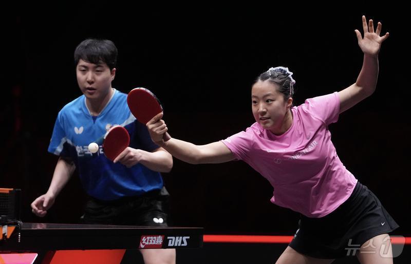 (신화통신=뉴스1) = 한국 탁구 혼합복식 임종훈-신유빈이 13일 홍콩 콜리세움 체육관에서 열린 월드테이블테니스(WTT) 홍콩 파이널스 2025 혼합복식 결승에서 왕추친-쑨잉사(중 …